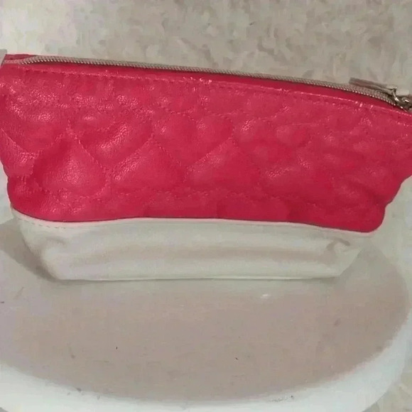 BETSEY JOHNSON White & Pink Heart Quilted Cosmetic / Wristlet Purse. - Picture 7 of 8
